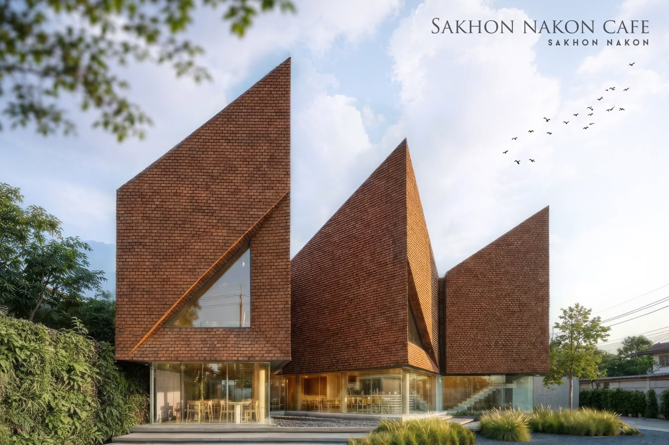 ภาพอาคาร Sakhon Nakhon Café หลังคาทรงสามเหลี่ยมโทนอิฐ ออกแบบโดย Yan Architects สไตล์ร่วมสมัยผสมวิถีอีสาน